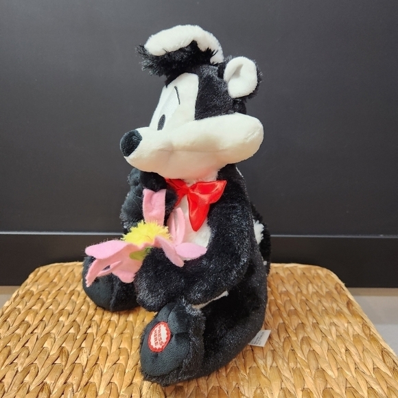 PEPÉ Le Pew I Pick You Talking Plush with Daisy Hallmark Looney Tunes - Picture 4 of 9